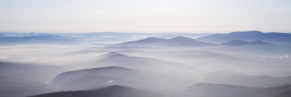 Bergspitzen im Nebel am frühen Morgen